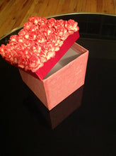 Load image into Gallery viewer, Roses are red